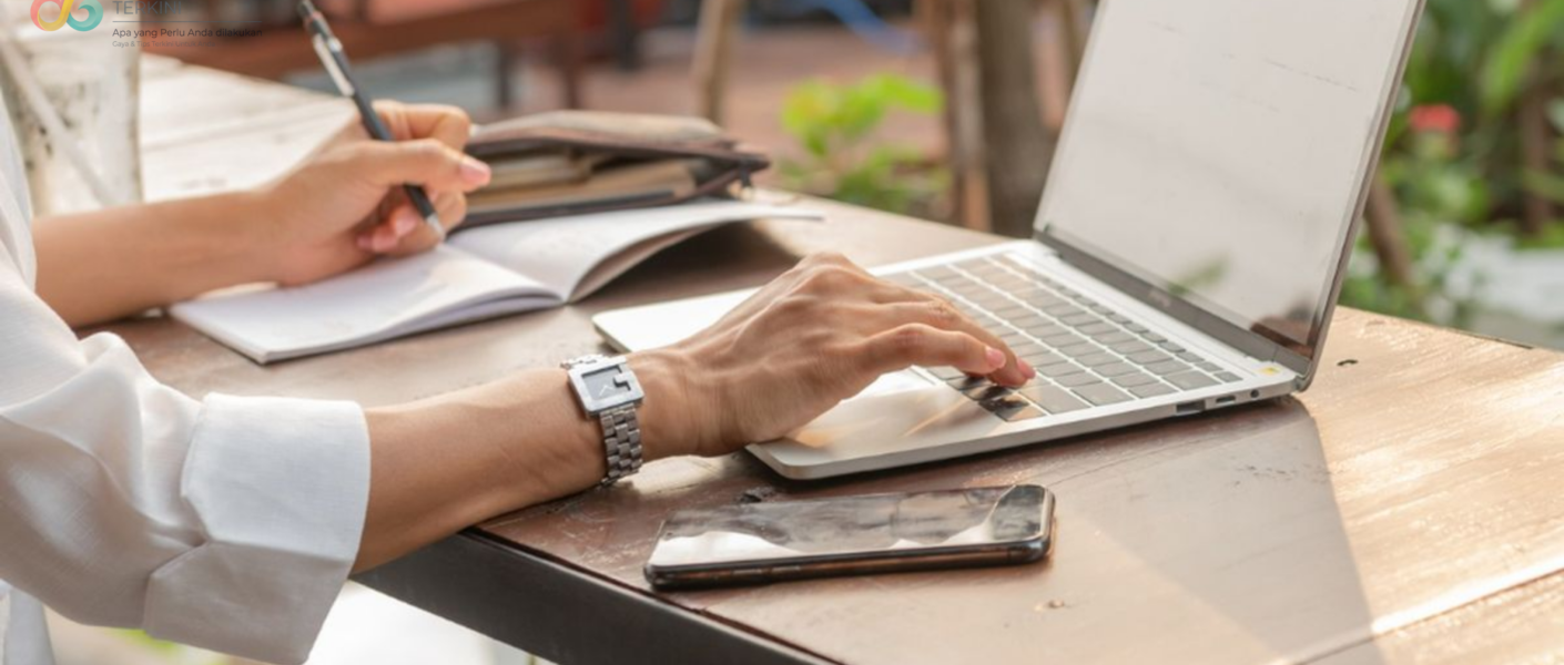 seorang-pria-stres-memandangi-laptop-akibat-tekanan-sifat-perfeksionisme-berlebihan-di-meja-kerja