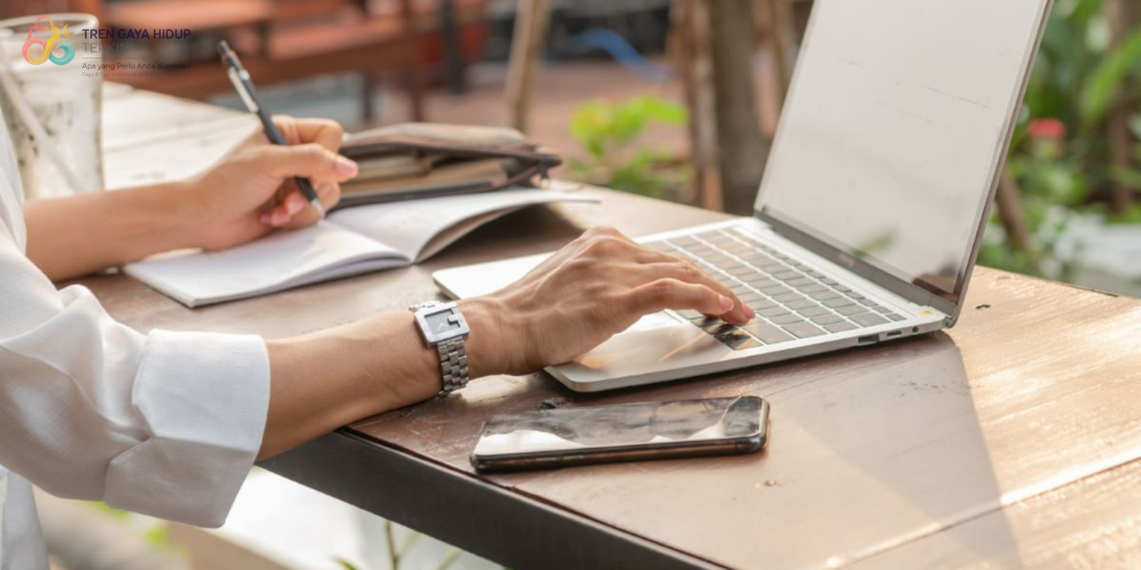 seorang-pria-stres-memandangi-laptop-akibat-tekanan-sifat-perfeksionisme-berlebihan-di-meja-kerja